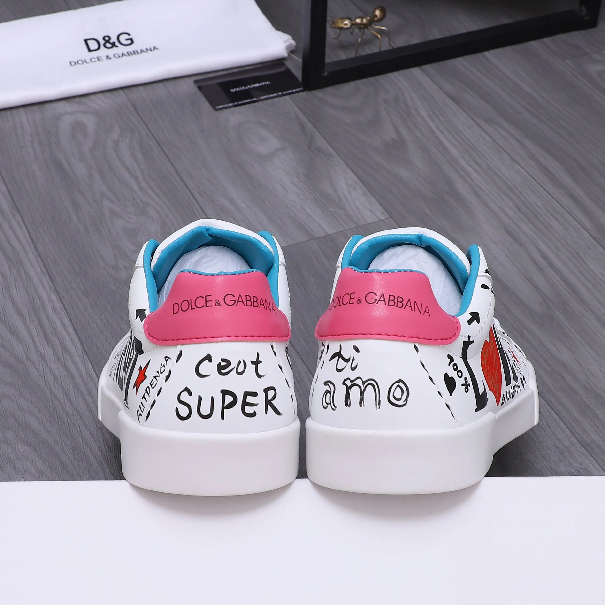Men's shoes 💰480 Product trademark: DG (Dolce & Gabbana) couple's casual shoes Regular size: 35-46 (45.46 is custom-made and non-refundable) Product materials: Selected graffiti cowhide upper, leather lining, cowhide insole, original outsole